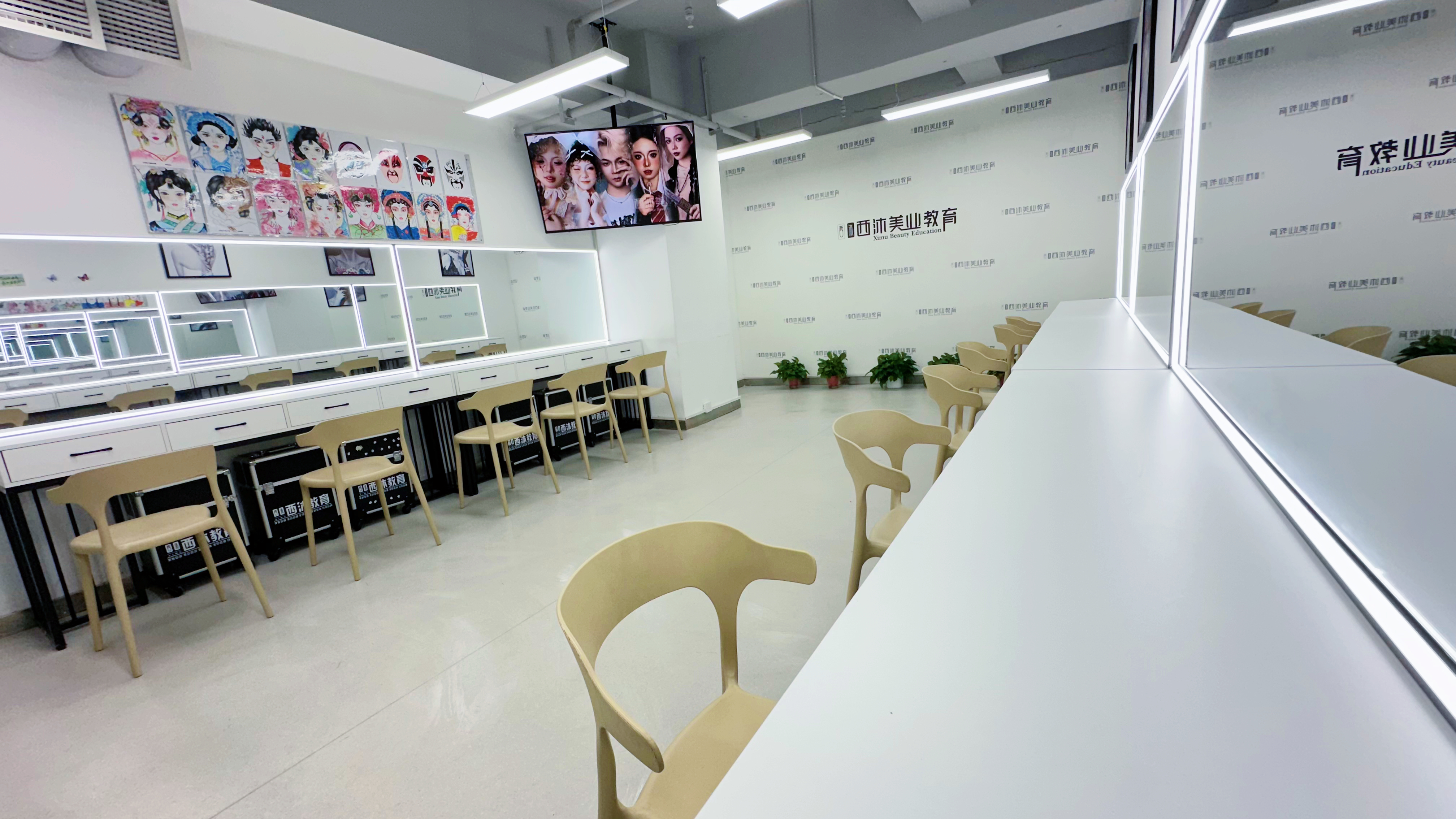 <font color='#FF0000'>西安零基础学美发哪家靠谱？小白入行首</font>